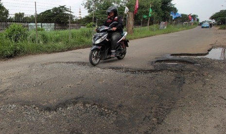 Salah satu sudut kondisi Jalan Raya Gas Alam, Kota Depok yang rusak parah, Kamis (29/8).