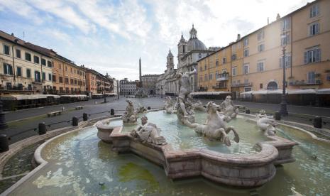 Salah satu sudut Kota Roma, Piazza Navona, tampak sepi, Rabu (18/3) akibat kebijakan lockdown. Italia mengalami krisis kesehatan akibat corona dan kekurangan tenaga medis.(AP Photo/Andrew Medichini)