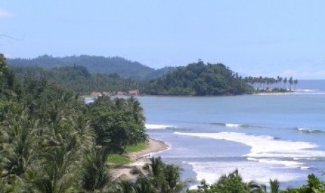 Salah satu sudut pantai Krui, di Provinsi Lampung. Pemerintah Provinsi (Pemprov) Lampung tengah menjajaki kerja sama penambahan pesawat kargo menjelang pelaksanaan Kejuaraan Selancar Internasional Krui Pro.