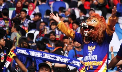 Salah satu suporter Aremania mengenakan kostum unik khas Singa pada laga pertandingan perempat final Piala Presiden 2019 Bhayangkara FC melawan Arema FC, di Stadion Patriot Candrabhaga, Bekasi, Jawa Barat, Sabtu (30/3/2019). 