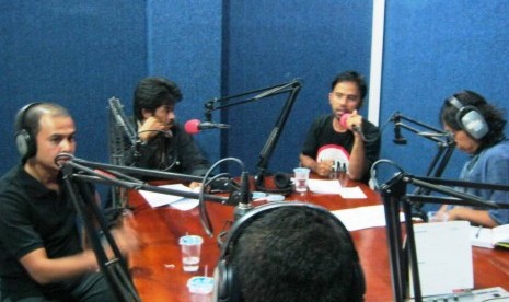 Salah satu talk show yang digelar on air di Radio Rumoh PMI.