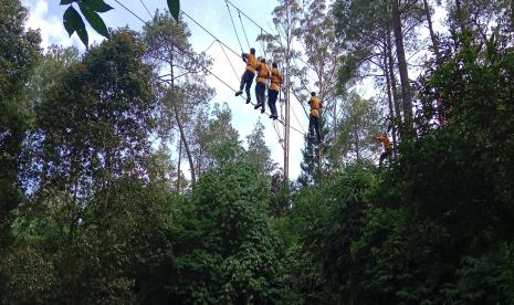 Atlet-atlet muda PB Djarum mengikuti salah satu tantangan di Zone 235 Outdoor Training Center Cikole, Lembang, Bandung, Jawa Barat. 