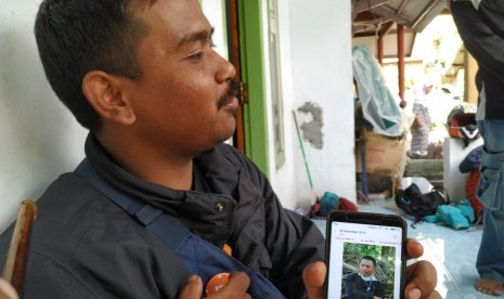 Salah satu teman korban menunjukkan foto siswa berinisial ES saat sedang berkegiatan di alam bebas, Senin (23/12). ES meninggal dunia setelah mengikuti pendidikan dasar pecinta alam di Gunung Cakrabuana, Kabupaten Tasikmalaya, Ahad (22/12). 