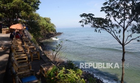 Salah satu tempat wisata di Lombok Barat, Pantai Batu Bolong.