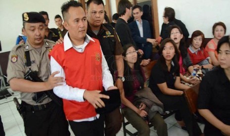 Salah satu terdakwa perkara pembunuhan Fransisca Yovie, Wawan alias Awing diteriaki pihak keluarga korban pada sidang putusan di Pengadilan Negeri (PN) Bandung, Senin (24/3). (Republika/Edi Yusuf)