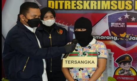 Salah satu tersangka arisan online fiktif yang diamankan Ditreskrimsus Polda Jawa Tengah ditunjukkan kepada wartawan, pada konferensi pers pengungkapan kasus arian online fiktif di kantor Ditreskrimsus Polda Jawa Tengah di Semarang, Selaa (18/1).