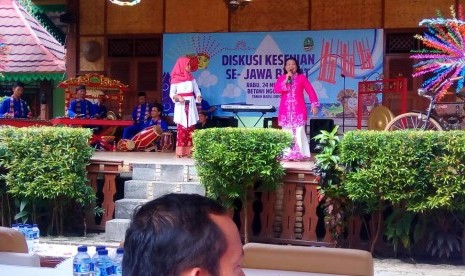 Salah satu tim kesenian tampil pada acara Diskusi Kesenian Se-Jawa Barat, di Depok, Ahad (21/5).