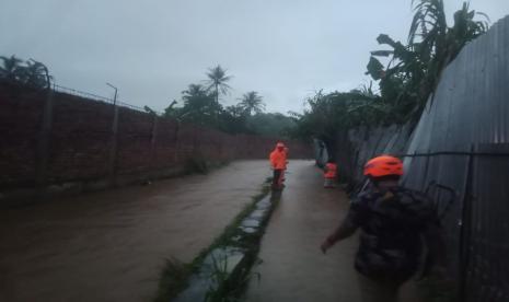 Salah satu titik bencana di Kelurahan Karamat, Kecamatan Gunungpuyuh, Kota Sukabumi akibat tingginya intensitas hujan, Senin (5/12/2022)