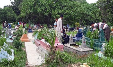 Salah satu TPU di Palembang, TPU Bukit Lama di Kecamatan Ilir Barat (IB) I saat dikunjungi warga yang tengah berziarah. 