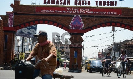 Salah satu tujuan wisata Cirebon, belanja batik di Trusmi.