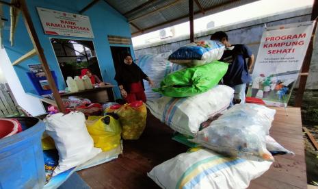 Salah satu upaya mengurangi sampah ke TPA adalah dengan melakukan kegiatan setor sampah yang dilakukan di Bank Sampah. Setelah rutin dilakukan, akhirnya pada Selasa (1/6) Bank Sampah Perseka yang berlokasi di Kelurahan Teluk Lerong Ulu Samarinda berhasil mengumpulkan sampah dari para nasabah yang aktif melakukan penimbangan sampah.