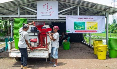 Salah satu warga Desa Jambidan menerima pemberian tempat sampah pilah dari NeutraDC. 