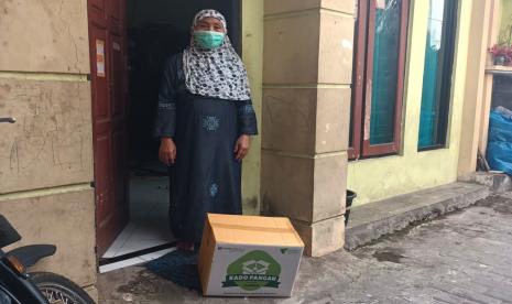 Salah satu warga penerima bantuan pangan Dompet Dhuafa Jatim.