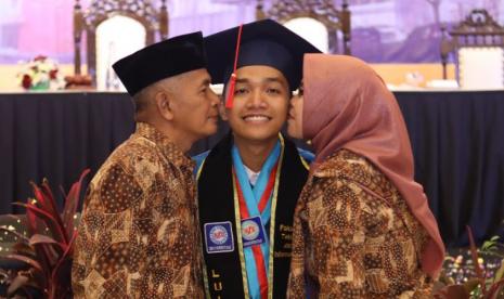 Salah satu wisudawan terbaik, Fathurrohman Al Ubaydillah dari Program Studi (Prodi) Teknik Komputer Universitas BSI kampus Tegal, bikin orang tuanya bangga dan bahagia. 