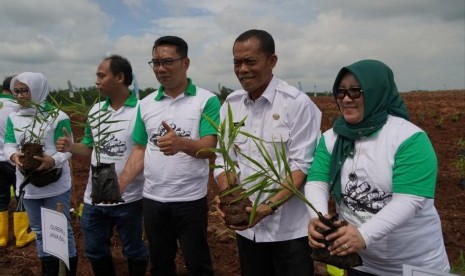 Salah satu wujud komitmen dukungan terhadap BUMD Jabar, Bank BJB menyalurkan bantuan kredit kepada PT Agro Jabar dalam upaya menumbuhkembangkan budidaya jahe dan kentang di Kabupaten Subang, Rabu (19/2). Kerja sama itu disaksikan langsung oleh Gubernur Jabar Ridwan Kamil (tengah) dan Direktur Ritel dan Konsumer Bank BJB Suartini (kanan). 