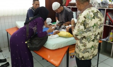 Salah seorang anak tengah dikhitan pada cara khitanan masal yang diadakan oleh SD Bina Insani di Bogor, Sabtu (24/10).