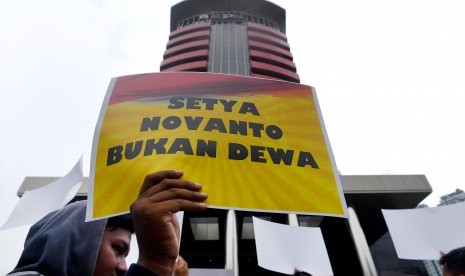 Salah seorang anggota Generasi Muda Golkar melakukan unjuk rasa di depan gedung KPK, Jakarta, Senin (13/11).