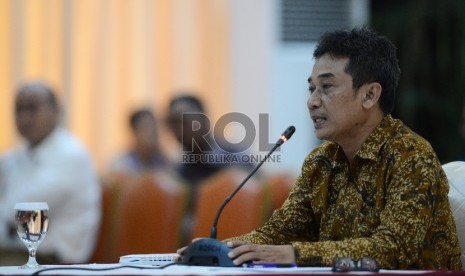 Salah seorang calon pimpinan KPK Direktur Pembinaan Jaringan Kerjasama Antar Komisi dan Instansi KPK Sujanarko menjawab pertanyaan dari tim Panitia Seleksi saat sesi wawancara di Gedung Sekretariat Negara, Jakarta, Rabu (26/8). (Republika/Raisan Al Farisi)