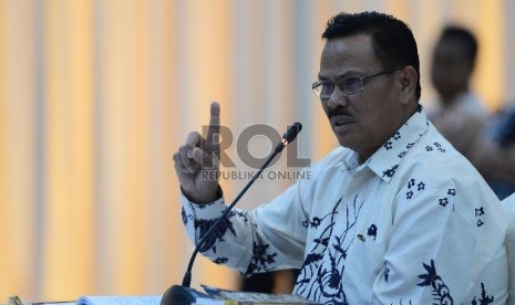 Salah seorang calon pimpinan KPK mantan Kapolda Papua Yotje Mende menjawab pertanyaan dari tim Panitia Seleksi saat sesi wawancara di Gedung Sekretariat Negara, Jakarta, Rabu (26/8). 