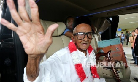 Salah seorang donatur pembelian pesawat pertama Indonesia RI 001, Nyak Sandang (91) melambaikan tangan saat tiba kembali di Bandara Sultan Iskandar Muda, Aceh Besar, Aceh, Jumat (6/4).