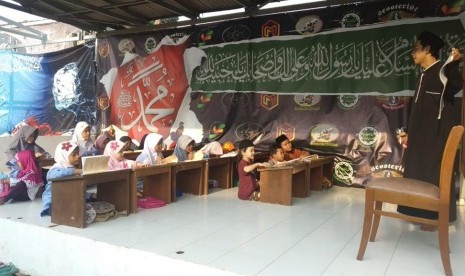 Salah seorang guru mengaji di Tempat Pelatihan Al-Qur’an (TPA).