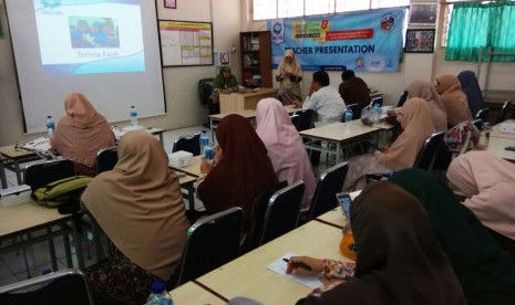 Salah seorang guru SIT Nurul Fikri sedang mempresentasikan hasil penelitiannya.