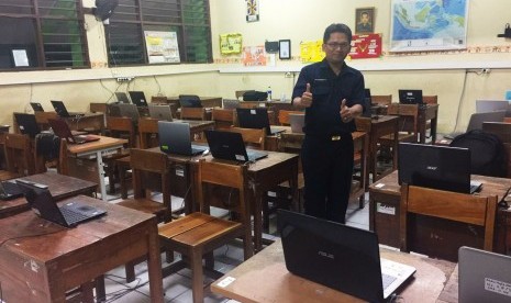 Salah seorang guru SMP Negeri 109 Jakarta Timur selesai mengecek kesiapan Simulasi UNBK satu sesi pada Selasa (5/11).