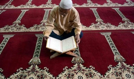 Salah seorang jamaah mengaji Alquran di Masjid Agung Sunda Kelapa Jakarta