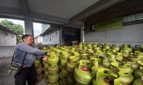 Salah seorang karyawan agen LPG memindahkan LPG 3 kg, (ilustrasi).