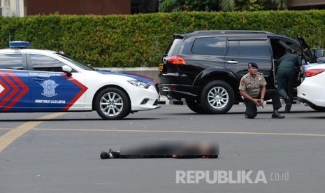 Salah seorang korban serangan teror dan leldakan bom tergeletak di Jalan MH Thamrin, Jakarta, Kamis (14/1).