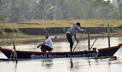 Salah seorang korban tsunami Banten, Saepudin, mencoba perahu barunya yang merupakan bantuan dari Daarut Tauhid (DT) Peduli. 