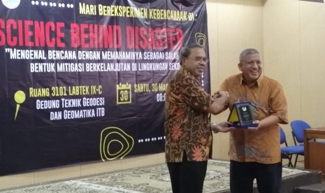 Salah seorang nara sumber, Zulfikri Anas (kanan) menerima kenang-kenangan dari Samsul Bachri PhD.