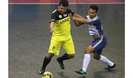 Salah seorang pemain futsal tim Universitas Negeri Semarang (Unnes) berusaha melewati penjagaan dari pemain UPGRIS pada pertandingan LIMA Futsal Kaskus CJYC 2017, Yogyakarta, Kamis (24/8).