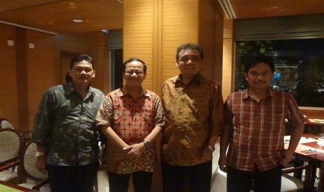 Salah seorang pendiri HEPI Bahrul Hayat (kedua dari kanan) bersama beberapa tokoh seusai diskusi awal membahas rencana konferensi internasional penilaian pendidikan.