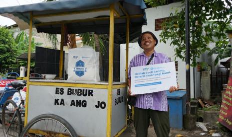 Salah seorang penerima bantuan paket sembako dari YDSF.