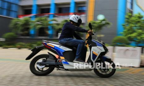 Salah seorang pengawai melakukan uji coba motor listrik ramah lingkungan, (ilustrasi). PLN Babel mendorong gerakan gaya hidup ramah lingkungan dengan penggunaan motor listrik.