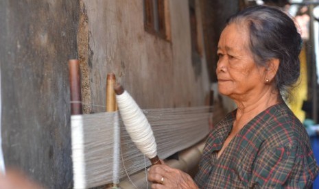 Salah seorang pengrajin tenun gadod, Majalengka.