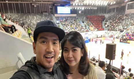 Salah seorang penonton yang juga pegiat basket, Richard Leo Latuminasse, atau yang akrab disapa Insane bersama istri, Angel Brigitta Sherafim Rumondor, menyaksikan timnas Indonesia Vs Yordania di Istora Senayan, Jakarta, Senin (4/7/2022).