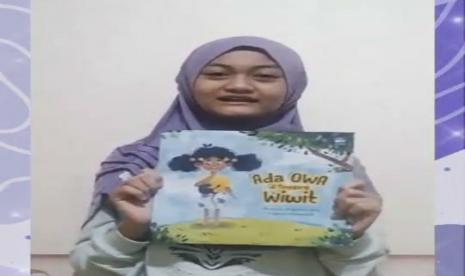 Salah seorang peserta membacakan nyaring buku berjudul Ada Owa di Pinggang Wiwit karya Pristian Wulanita, salah seorang penyintas kanker.