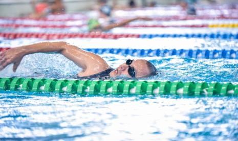 Salah seorang peserta yang mengikuti ajang BTN Dash Aquathlon 2024 yang digelar di Stadion Akuatik Gelora Bung Karno (GBK) Jakarta, Ahad (3/3/2024).