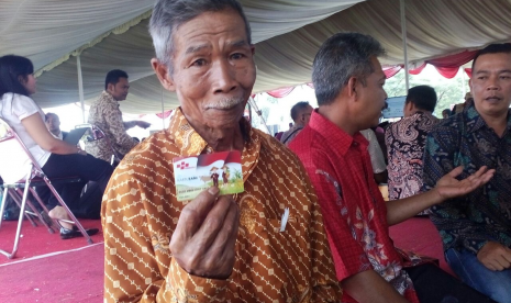 Seorang petani memperoleh kartu tani. Dinas Pertanian dan Pangan Kabupaten Kulon Progo, Daerah Istimewa Yogyakarta, mulai menguji coba menebus pupuk bersubsidi dengan kartu tani. Ilustrasi.