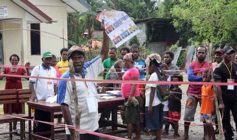   Salah seorang petugas KPPS memberikan penjelasan tentang mekanisme pencoblosan untuk memilih enam pasangan calon Gubernur dan Waki Gubernur Papua di Timika-Kabupaten Mimika-Papua Selasa (29/1). (Antara/Husyen Abdillah)