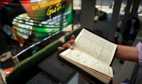 Salah seorang santri di Pesantren Tebuireng tengah membaca Alquran.