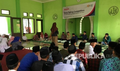 Salah seorang santri menunjukkan kebolehannya saat mengikuti English Story Telling Competition di Pondok Pesantren KHAS Kempek, Kabupaten Cirebon, Kamis (14/12). 