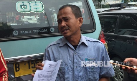 Salah seorang sopir angkot trayek Tanah Abang, Abdul Rosyid, melaporkan kebijakan Anies Baswedan yang memiliki unsur pidana, pada Rabu (28/2). 