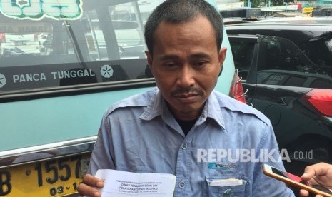 Salah seorang sopir angkot trayek Tanah Abang, Abdul Rosyid, melaporkan kebijakan Anies Baswedan yang memiliki unsur pidana, pada Rabu (28/2). 