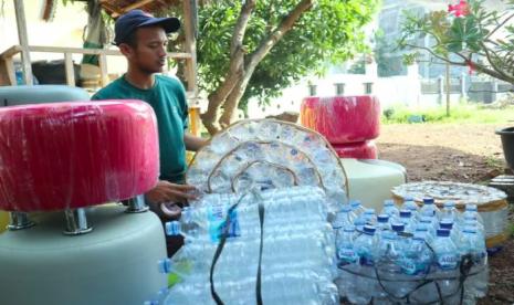 Salah seorang warga Gampong Lampaseh Kecamatan Meuraxa Kota Banda Aceh Zainuddin mampu mengolah sampah botol minuman plastik menjadi sebuah sofa.