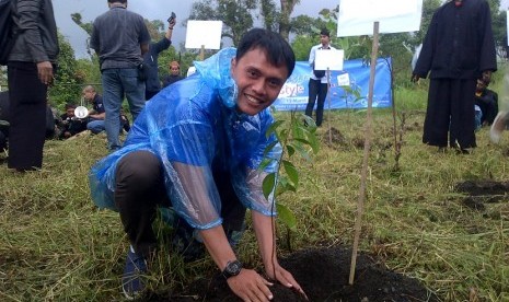 Salah seorang wisatawan melakukan wisata sekaligus menanam pohon di Dusun Kamojang, Desa Laksana, Kabupaten Bandung,Jawa Barat