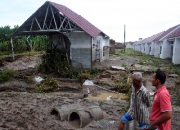 Salah satu rumah yang rusak akibat diterjang banjir di perumahan Flamboyan Island, Kelurahan Seimati, Medan, Kamis (6/1).