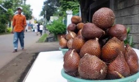 Salak Condet dijual di sekitaran kawasan Jakarta Timur.